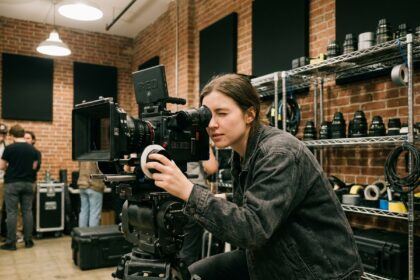 Étudiante en école de cinéma opérant une caméra professionnelle dans un studio de formation audiovisuelle