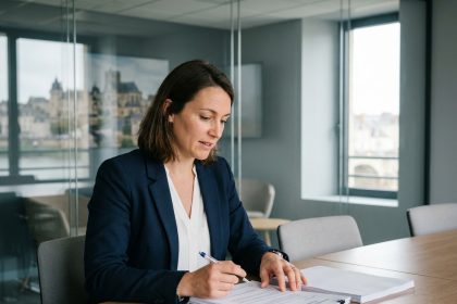 Femme concentrée lors d'un séminaire à Châtellerault